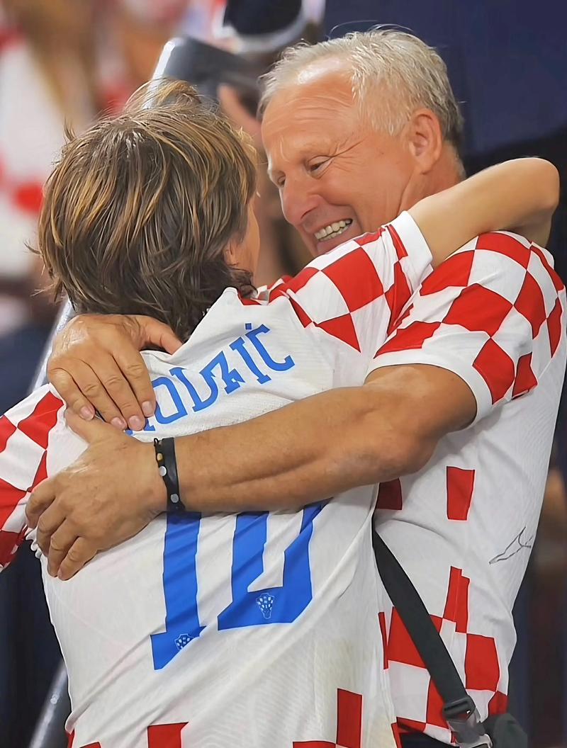 梅西：布斯克茨和阿尔巴能以这样的方式退役非常美好